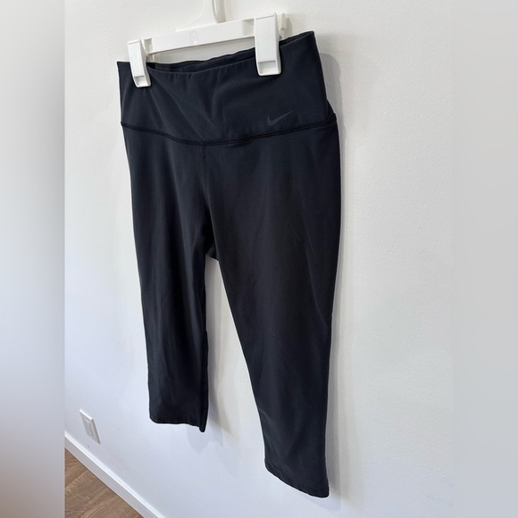 Nike Dri-Fit Women’s Cropped Capri Leggings Black - Size M - Picture 3 of 5